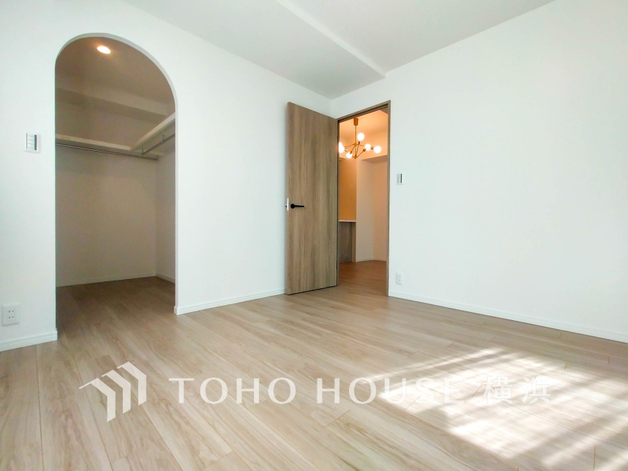 明るい光が差し込む洋室は、アーチ型のウォークインクローゼット付きで収納力も抜群です。