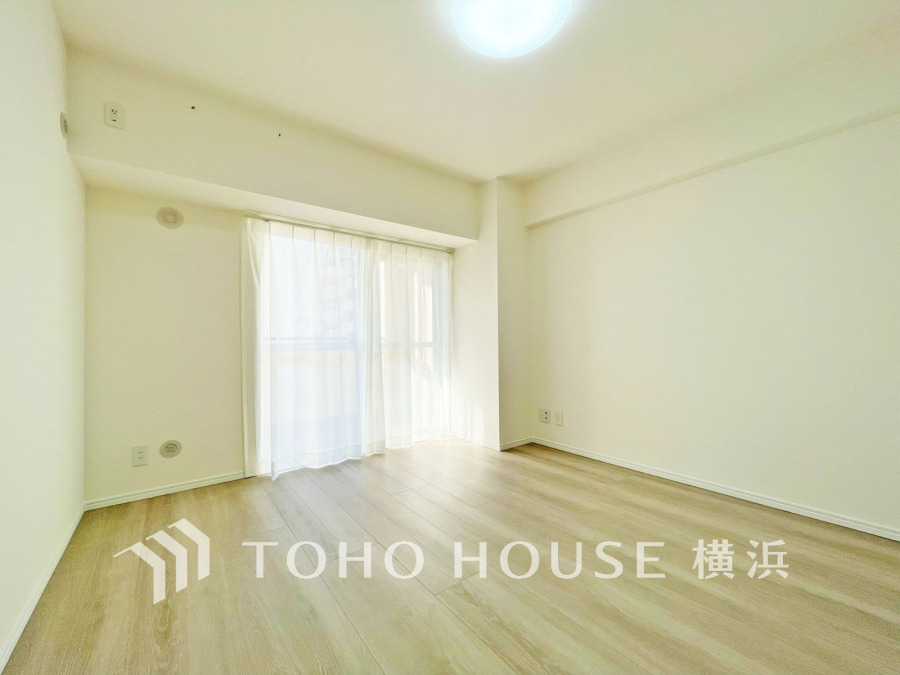 バルコニーに面した明るい洋室。穏やかな陽射しが、ゆったりとした寛ぎの時間を包みます。
