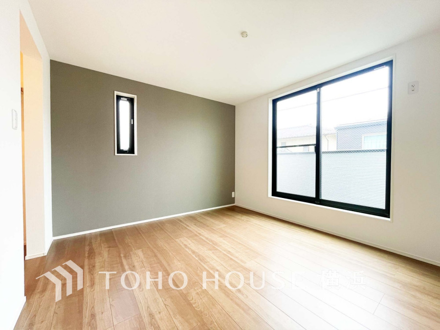 1日の疲れを癒し、心地よく寛げるようゆったりとした広さを確保しています。プライベートタイムをより優雅に穏やかに…。落ち着いた雰囲気を紡ぎます。