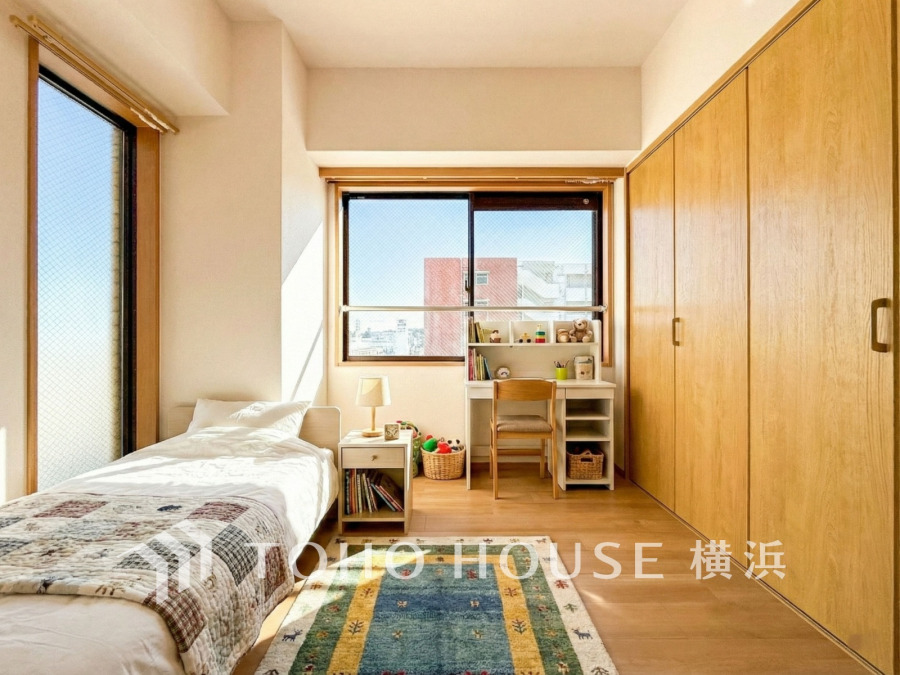 穏やかな寛ぎを届ける上質仕様のゆとりあるお部屋。自分時間を充実させながら心豊かにできるプライベート空間。(家具はAI加工)