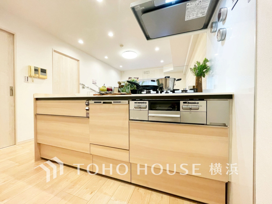 新規交換されたキッチンは、食洗機・浄水器付き。美しさと機能性が一つになったキッチンです。
