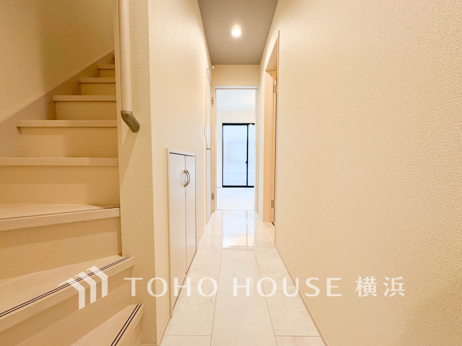 上質感漂う玄関と廊下。居住者の帰り、訪れる方を優しく迎える・安らぎに満ちた生活空間を予感させる。健やかな暮らしを楽しめそう。