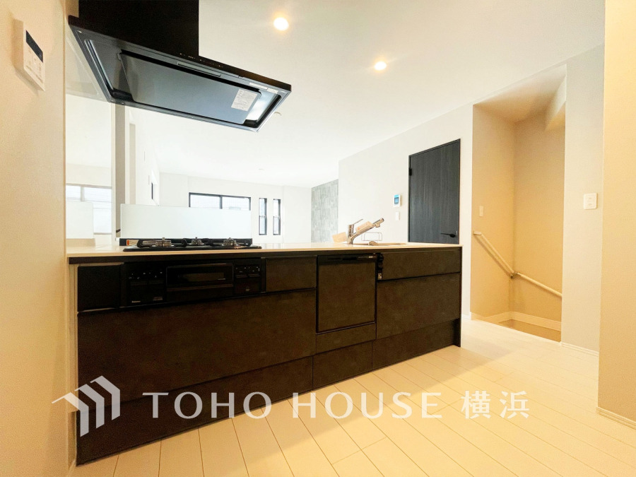 広く取られた対面キッチンは、リビングで寛ぐご家族と会話をしながらお料理が出来ます。高級感のあるカラーで空間をより上質な雰囲気にした、清潔感のあるデザインです。