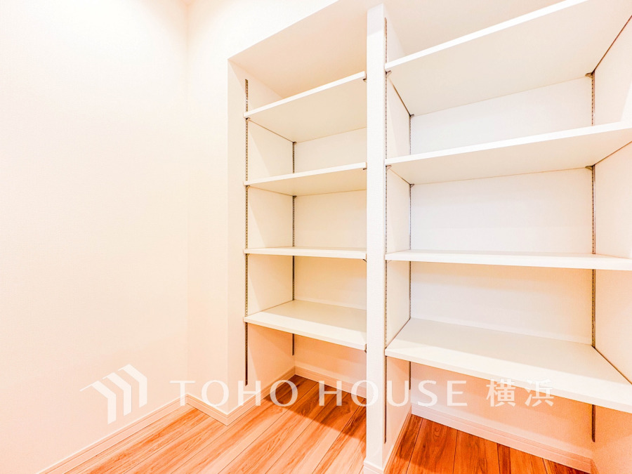 パントリーはお買い物のストック分やその他の収納など、大容量の収納スペースとなっております。是非、現地をご確認下さい。