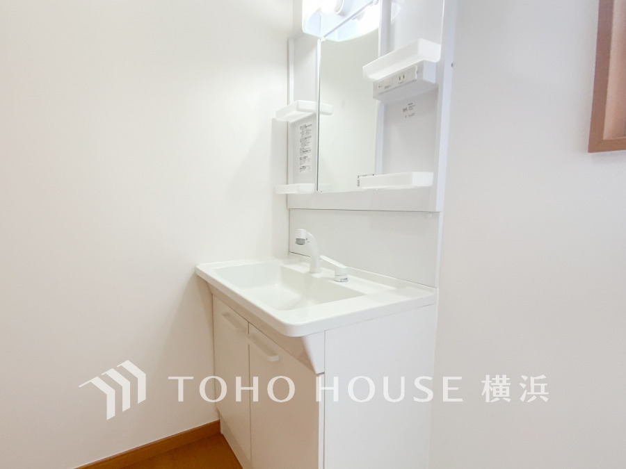 十分な大きさの洗面台は収納もさる事ながら、身だしなみチェックや歯磨きなど、朝の慌ただしい時間でもホテルライクなスペースで余裕とゆとりを感じて頂けます。