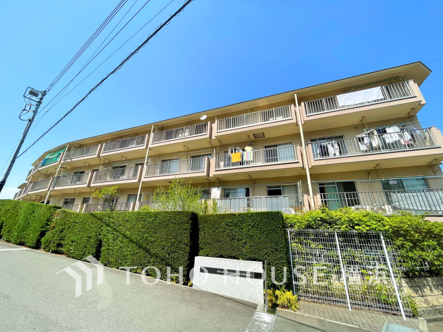 陽当り良好な4階建てマンション。豊かな緑も身近な穏やかな住環境です。