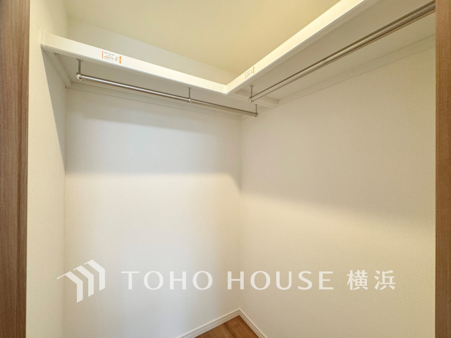 ウォークインクローゼット（＝WIC）は家族みんなの衣類が収納できるよう広めに設計。見やすく取り出しやすい、機能的で使い勝手のよい収納スペースです。