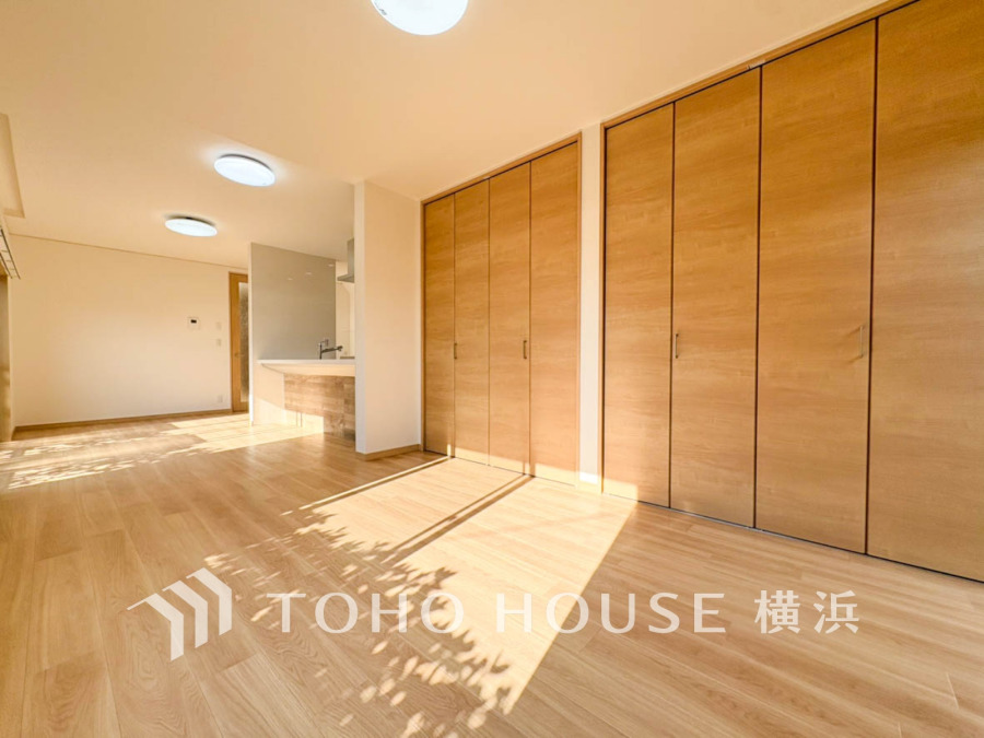 陽光が差し込む明るいリビング。大容量の収納でお部屋をスッキリ保てる快適空間です。