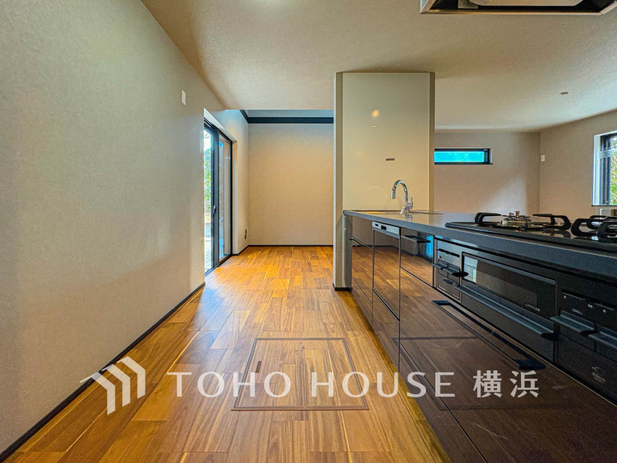 家事動線やリビングとのつながりに配慮し、食事の準備や片付けなどの家事を楽しくするキッチンスペースに仕上げました。毎日使う場所だから気持よく使えて、居心地の良い空間に。