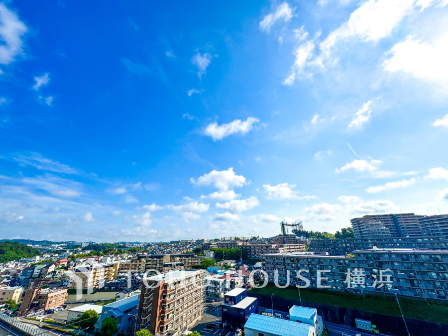 この開放感ある眺望と共に閑静な住宅街の季節感を演出する四季折々の変化を楽しめる心地よい場所となることでしょう。