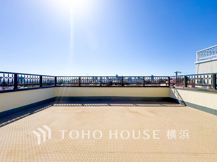 【2026年3月撮影】大空と眺望を心ゆくまで楽しめます。広々としたオープンエア空間が開放感あふれる毎日を演出。
