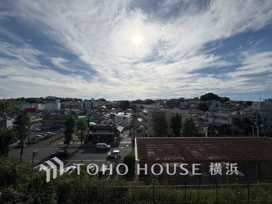 開放感があり、遮るものもなく気持ちのいい景色が広がります。お部屋にも爽やかな風と暖かく柔らかな日差しが差し込み、毎日の暮らしを豊かに彩ります。