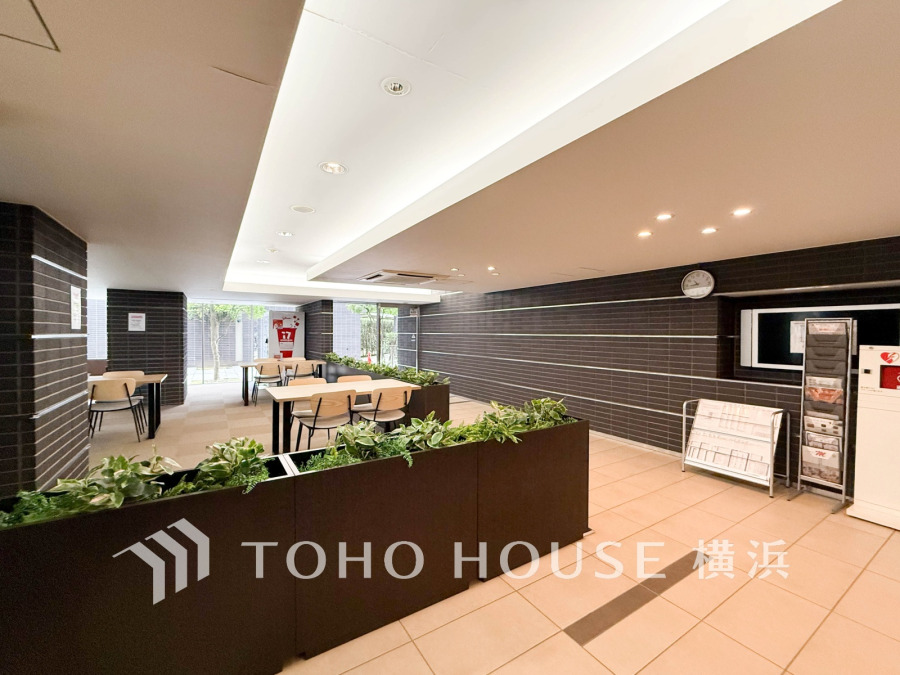 上品で清潔感があるエントランスは住人やゲストを迎え入れ、そして送り出す場にふさわしい上質な空間です。プライベート感が高まるシックな装いのエントランス。