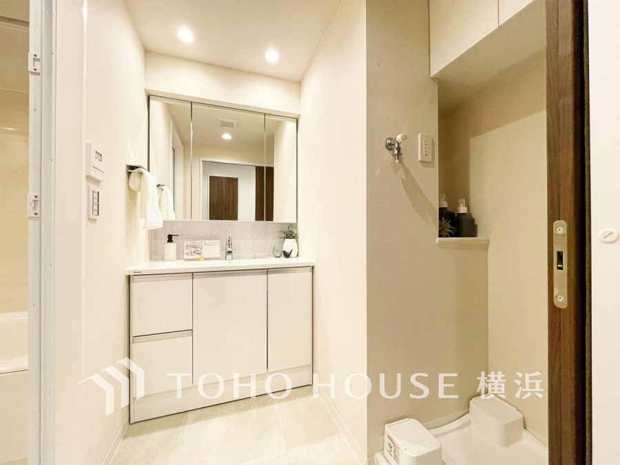 新規交換された洗面化粧台は美しく使いやすい機能が備えられています。