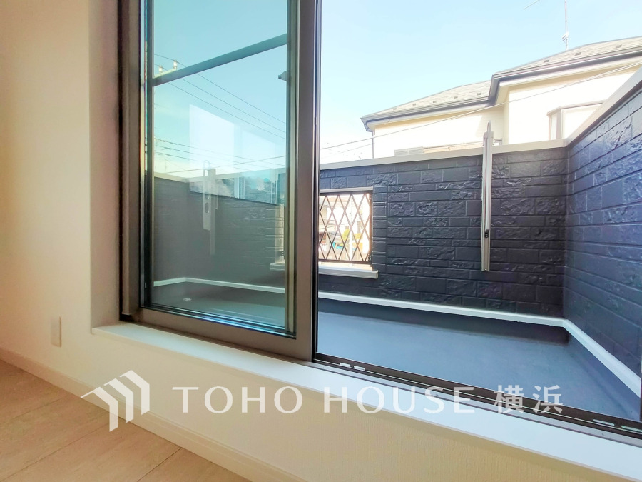 バルコニーは開放的な空間を演出しながら、プライベート性も確保された空間です。
