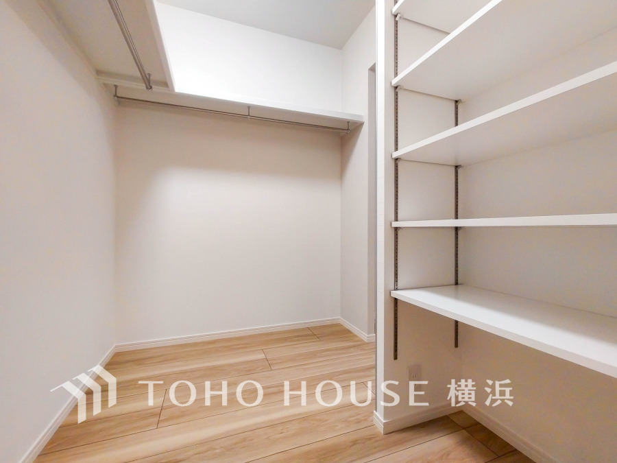 ウォークインクローゼット（＝WIC）は家族みんなの衣類が収納できるよう広めに設計。見やすく取り出しやすい、機能的で使い勝手のよい収納スペースです。