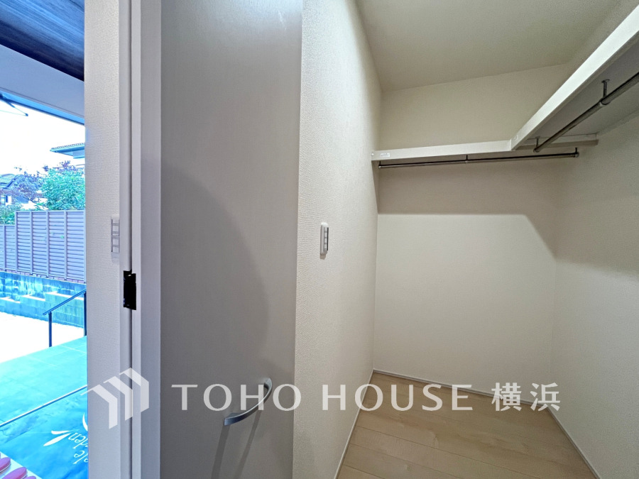 玄関近くに家族共用のファミリークローゼットを設置。汚れや花粉を部屋に持ち込みません。ゴルフバッグやキャリーバッグなどもすっきりと片付けられて便利。