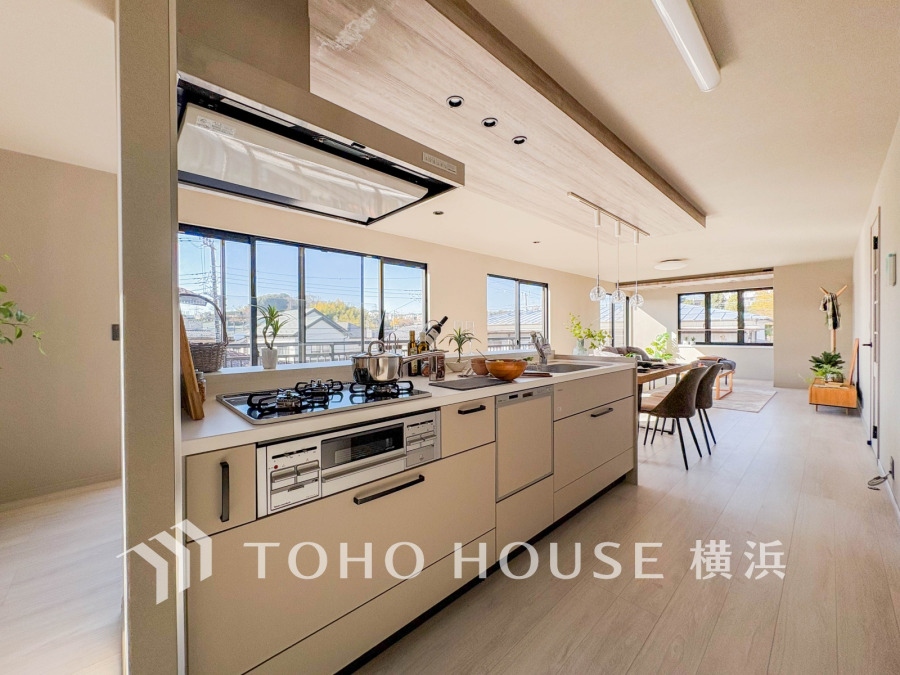 明るい自然光が差し込む開放的なキッチンとダイニング。家族の会話が弾む快適な空間です。