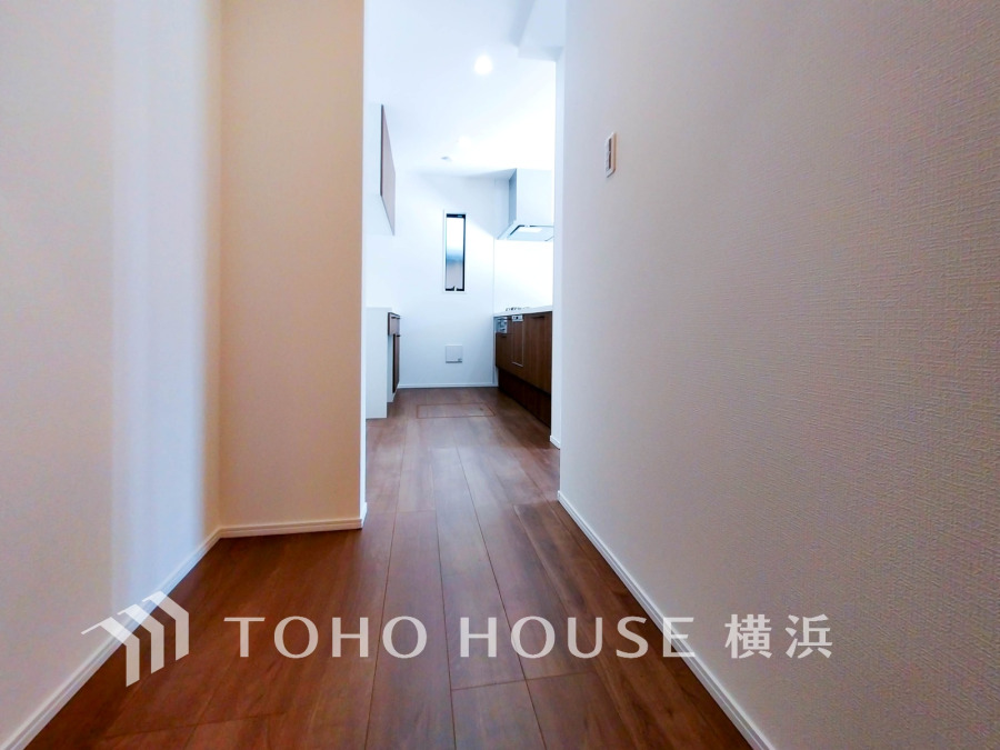キッチン横には嬉しいパントリースペースが取ってあります。食品ストックや食器や調理器具など大容量に収納できる嬉しい空間。