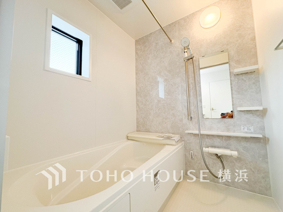 快適な使い心地とゆとりある空間が1日の疲れを解きほぐすバスルーム。空間も浴槽もゆったりのびのび使えるゆとり設計。広く感じるゆとり設計で快適なリラックスタイムを過ごせます。