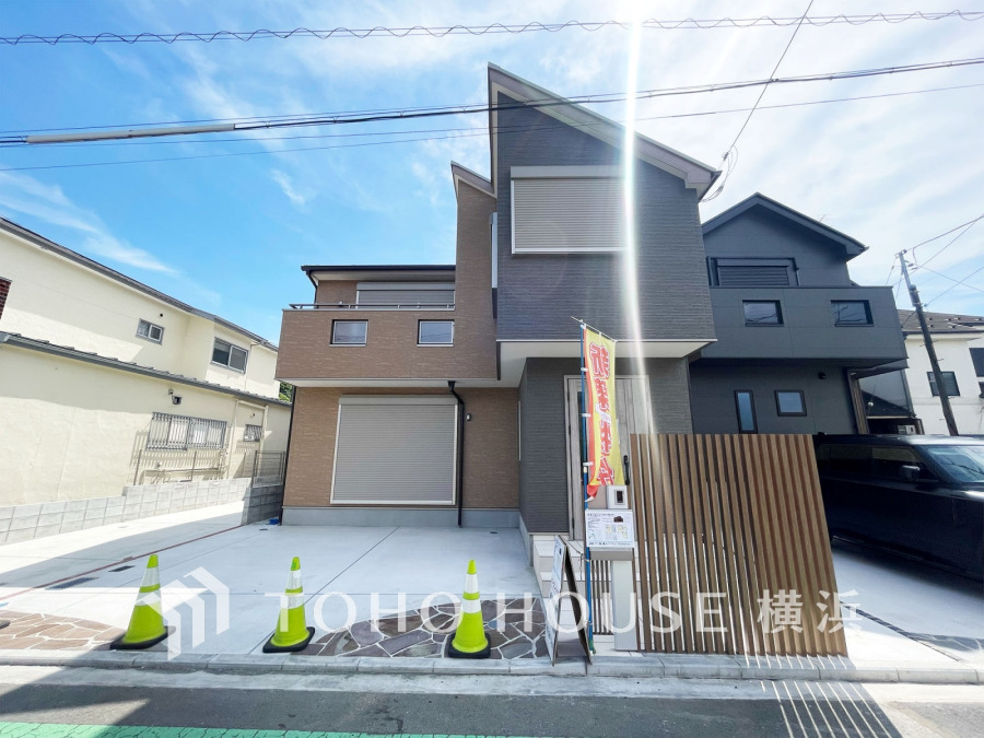 ふりそそぐ陽射しと開放的な空間形成。青空を背景に更なる美しさを醸す佇まい。暖かな陽光と爽やかな風がハーモニーを奏でる上質な空間を愉しむ暮らしがここにある。