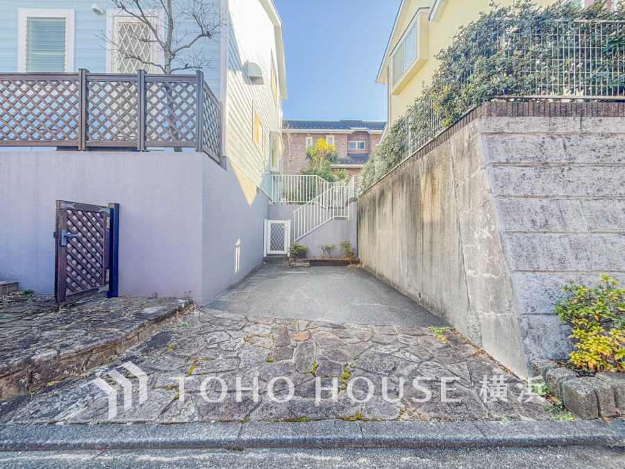 前面道路から1段上がった開放感のある立地。カースペース1台分有ります。
