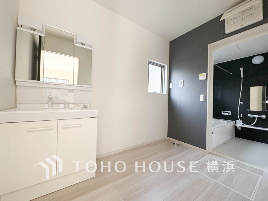 清潔感あふれる洗面室とモノトーンで統一されたバスルームが、快適な毎日を演出します。