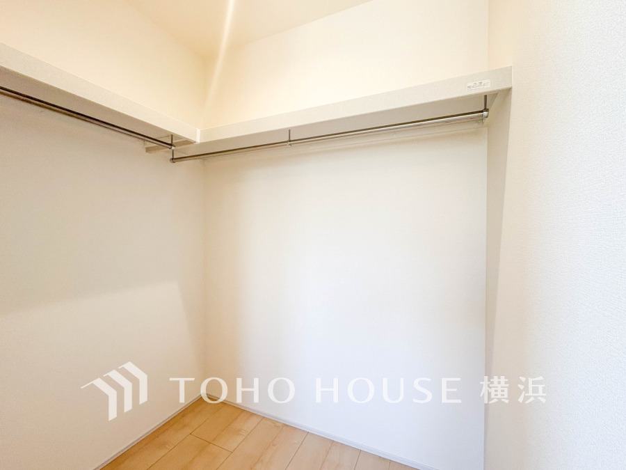 洋服やバッグなどかさばる物を大量に収納できます。タンスなどの収納家具を置かずに済むので、お部屋を丸ごと使えてスッキリ♪
