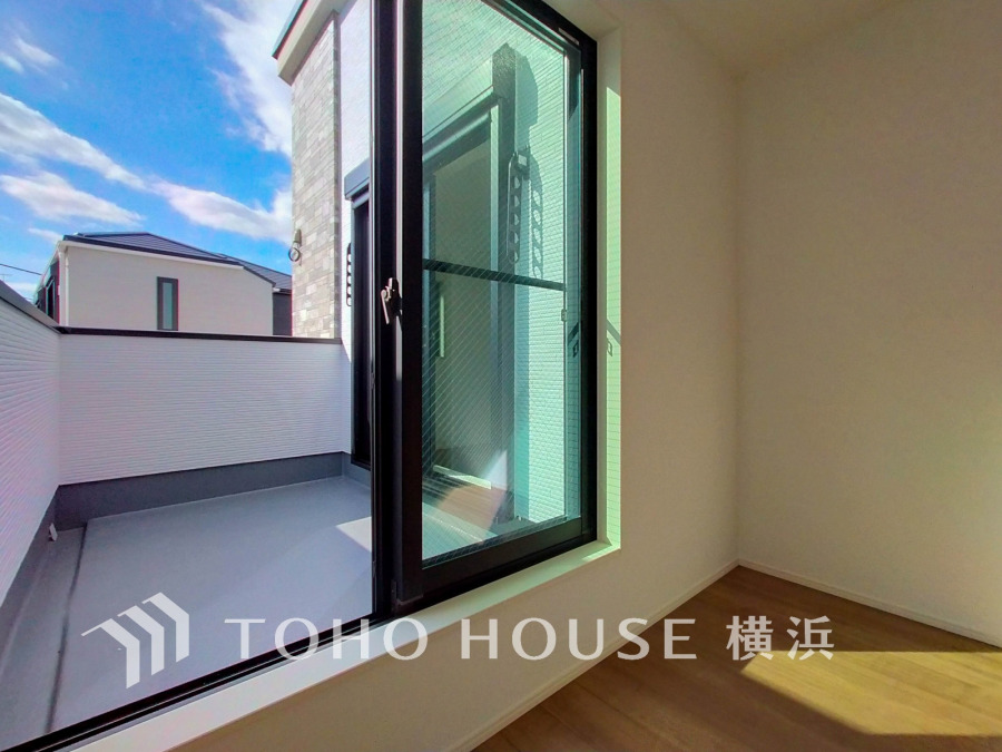 暮らしの中で光と風を演出してくれるバルコニー、見事なまでの開放的な空間を演出しながら、プライベート性も確保された空間は我が家の自慢。