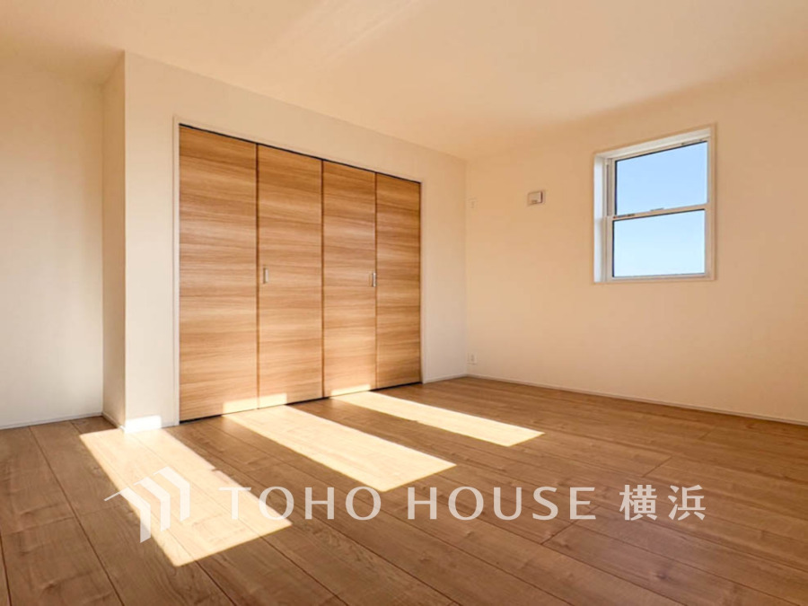 穏やかな風と陽光を導き、プライバシーに配慮された設計プランを採用し、居住性を一段と心地よいものにしています。明るく開放的な空間を演出しております。