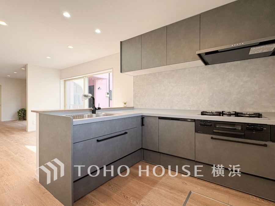 手元の収納から、足元の収納までが全てスライド式で、奥のスペースまで有効に活用できます。奥まで上から見渡せるので、たまにしか使わない調理器具もサッと取出せます。