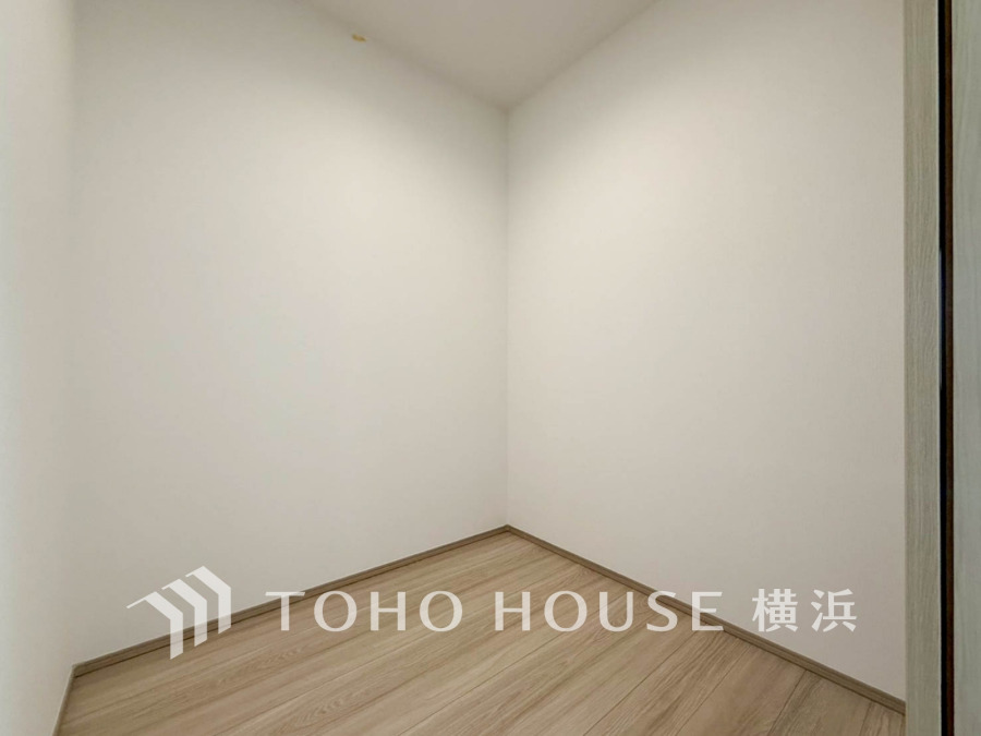 キッチン横には大型パントリーをご用意いたしました。お買い物のストック分やその他の収納など、大容量の収納スペースとなっております。是非、現地をご確認下さい。