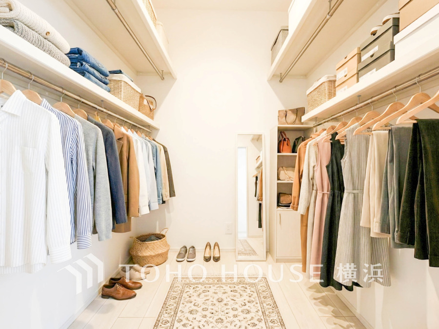 たっぷり収納できるウォークインクローゼット。衣類や小物をすっきり整理でき、身支度も快適です。（装飾品はAI加工です）