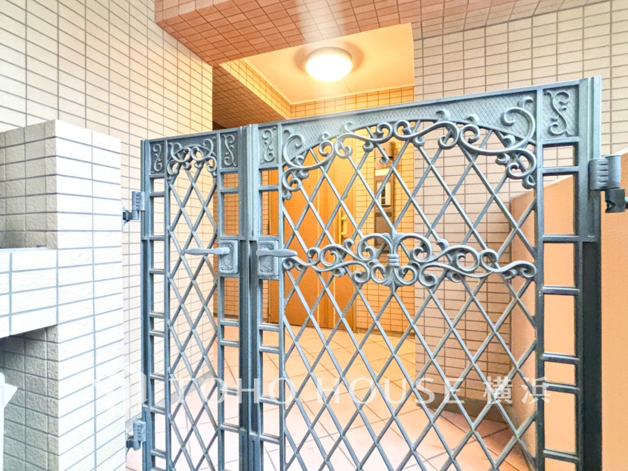 居住者の帰り、訪れる方を優しく迎え、やすらぎに満ちた生活空間を予感させる。健やかな暮らしを楽しめそう。