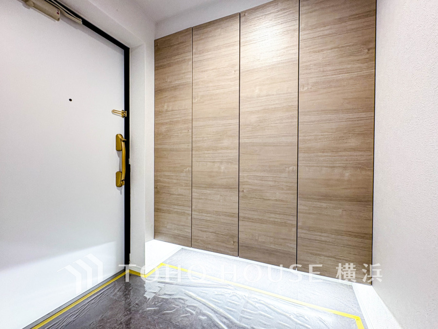 玄関は木目調のトールサイズ収納でスッキリと整理でき、空間に温かみをプラスしています。