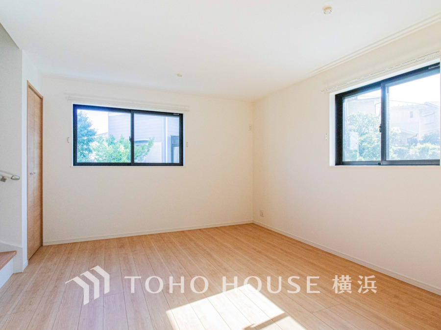 開放的な広さと2面採光がもたらす、光溢れ豊かな居住空間はこの住まいのクオリティを感じさせてくれます。豊かな時間が流れるこの場所に暮す喜び
