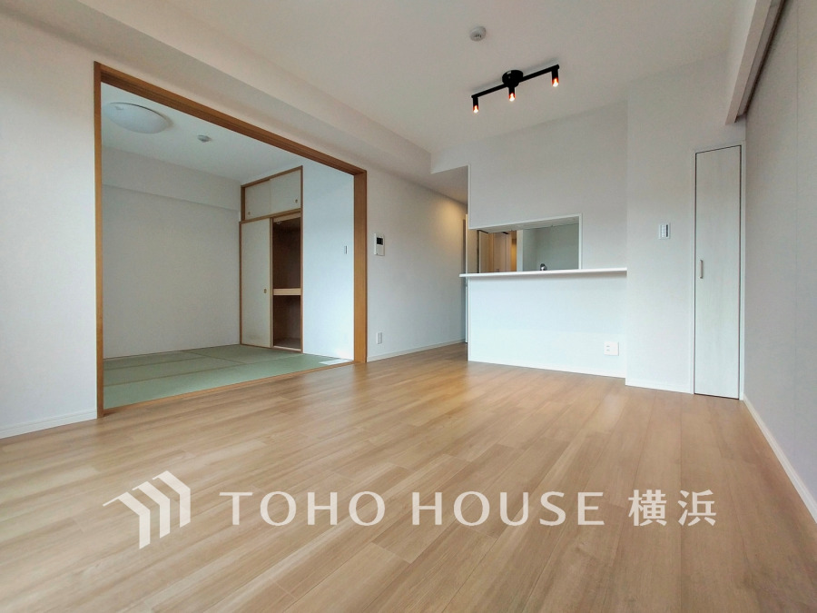 リビングは、家族と共有する生活圏。和室が隣接しており、明るく開放的な居住空間を提供します
