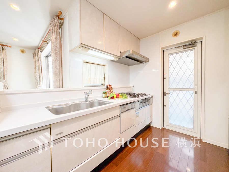 明るく清潔感あふれるキッチン。収納豊富で使いやすく、家事がはかどる快適な空間です。自然光もたっぷり入ります。