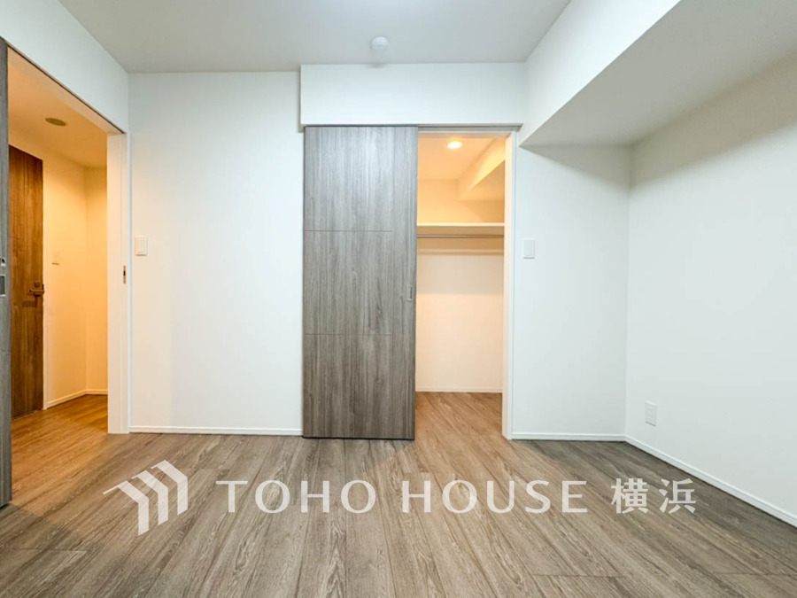 大きな窓からは快適な光を取り入れ、通気性能を上げる事で居心地の良い空間を演出します。多くの時間を過ごす住まいだからこそ、いつも快適な場所であるように心掛けています。