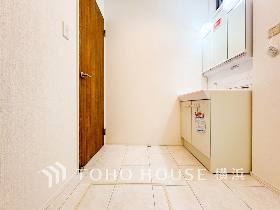 脱衣スペースを含む空間はゆとりの広さを設け、また洗面化粧台にも収納スペースを設ける事により、散らかりやすい洗面スペースをスッキリ保てます。