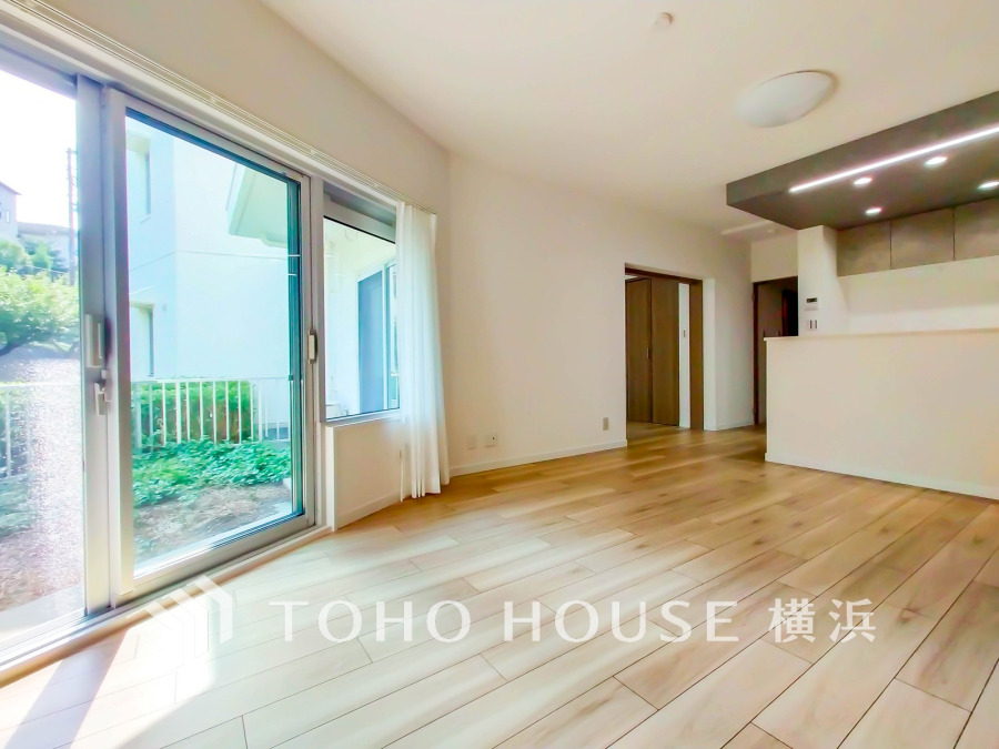 穏やかな風と陽光を導き、プライバシーに配慮された設計プランを採用し、居住性を一段と心地よいものにしています。周辺環境とのコラボレーションにより明るく開放的な空間を演出しております