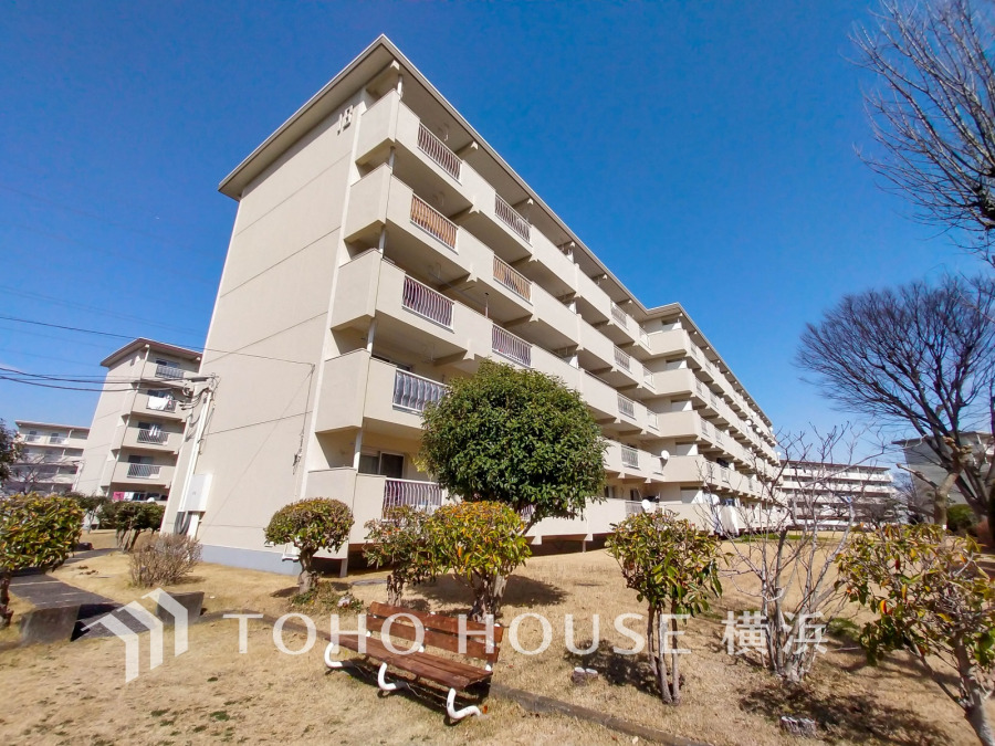 時代の流れに惑わされないシックなカラートーンで街並みに溶け込む外観は、主張し過ぎず、また平凡になり過ぎず絶妙なコントラストで輝きを放ちます。