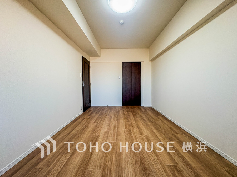 シンプルで清潔感のある洋室は、木目調フローリングが温かみを演出し、快適な居住空間を実現します。