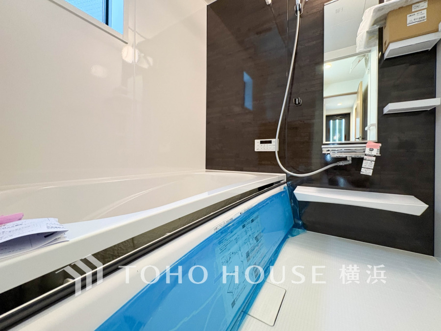 上質が感じられるカラーリングで、清潔な空間美を実現。一日の疲れが癒される優雅なバスタイムを堪能できるゆとりあるバスルームです。