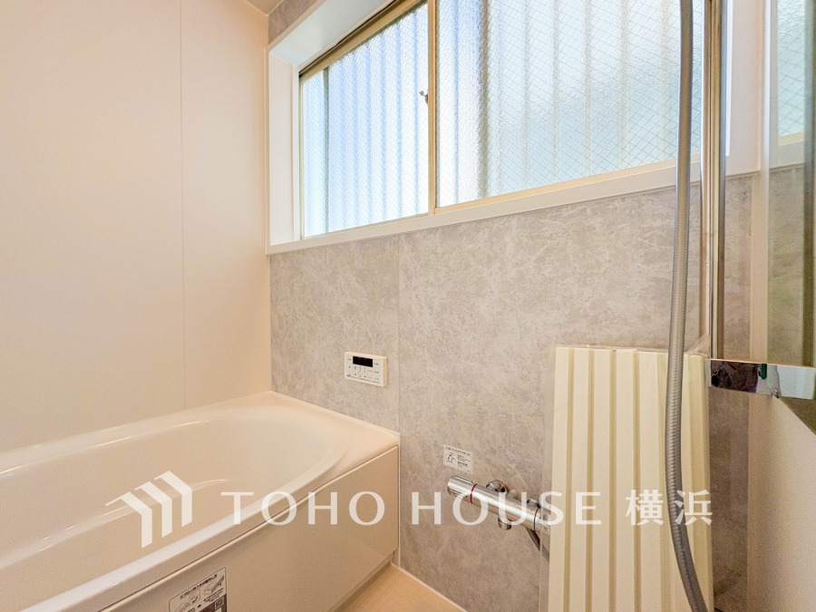 上質が感じられるカラーリングで、清潔な空間美を実現。一日の疲れが癒される優雅なバスタイムを堪能できるゆとりあるバスルームです。