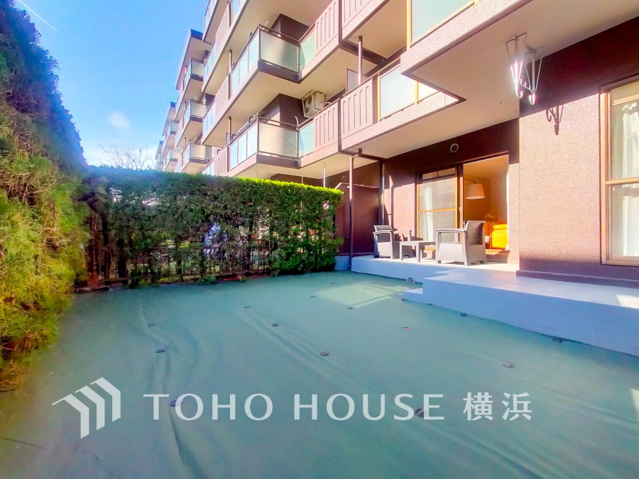 陽当たり良好な専用庭付き1階住戸。ゆったりとしたテラスでくつろぎの時間を楽しめます。