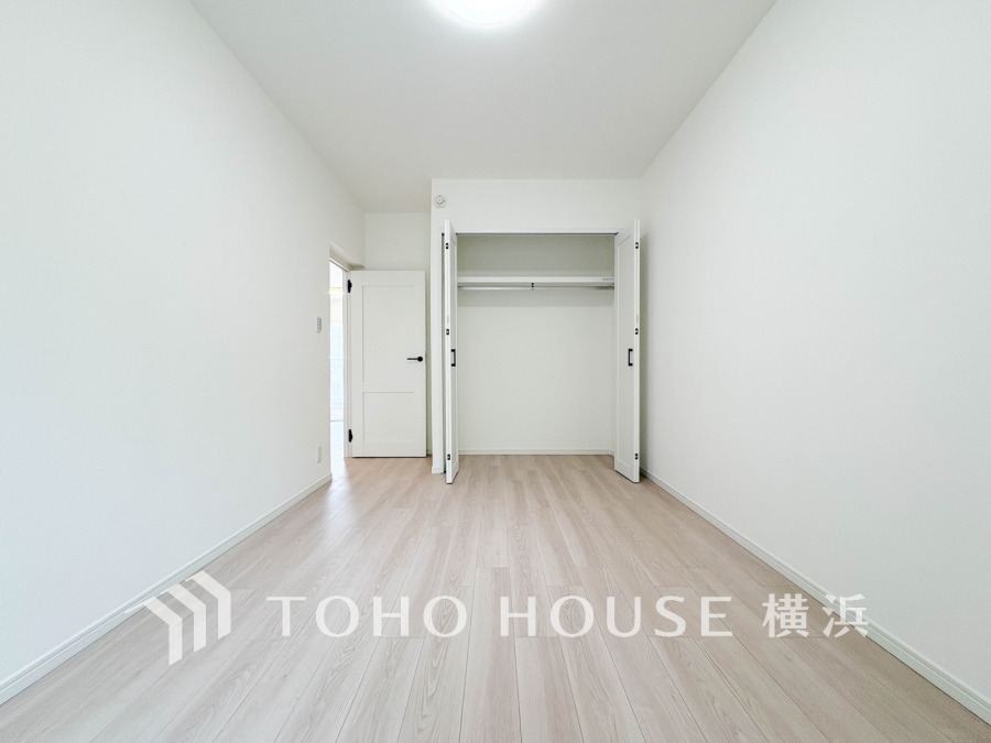 穏やかな風と陽光を導き、プライバシーに配慮された設計プランを採用し、居住性を一段と心地よいものにしています。明るく開放的な空間を演出しております。