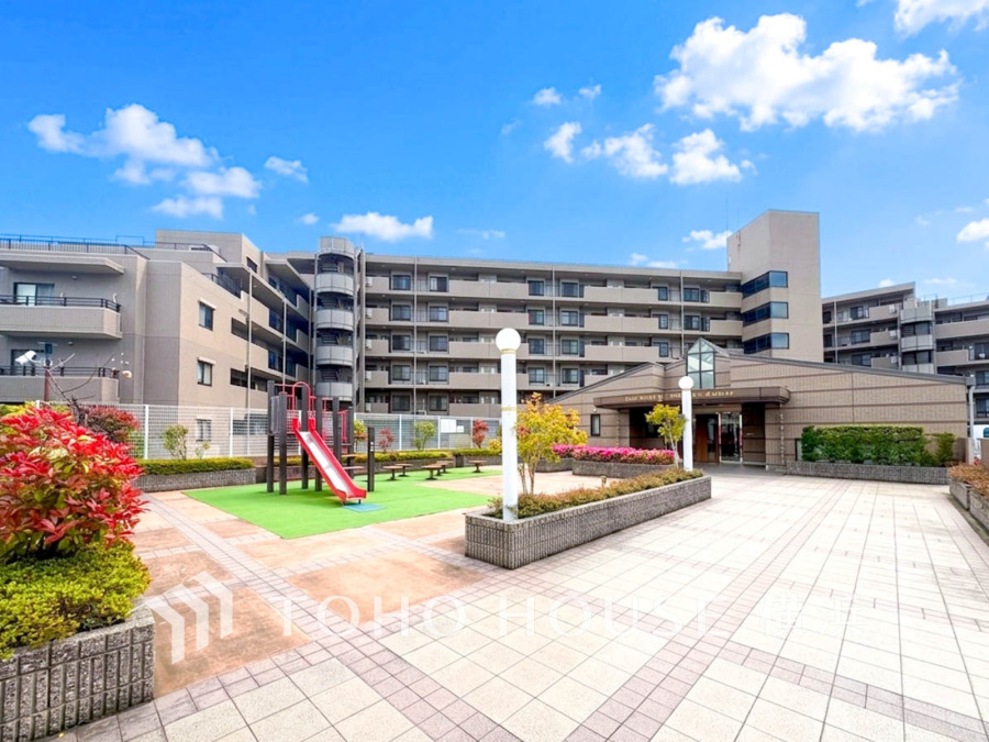 時代の流れに惑わされないシックなカラートーンで街並みに溶け込む外観は、主張し過ぎず、また平凡になり過ぎず絶妙なコントラストで輝きを放ちます。