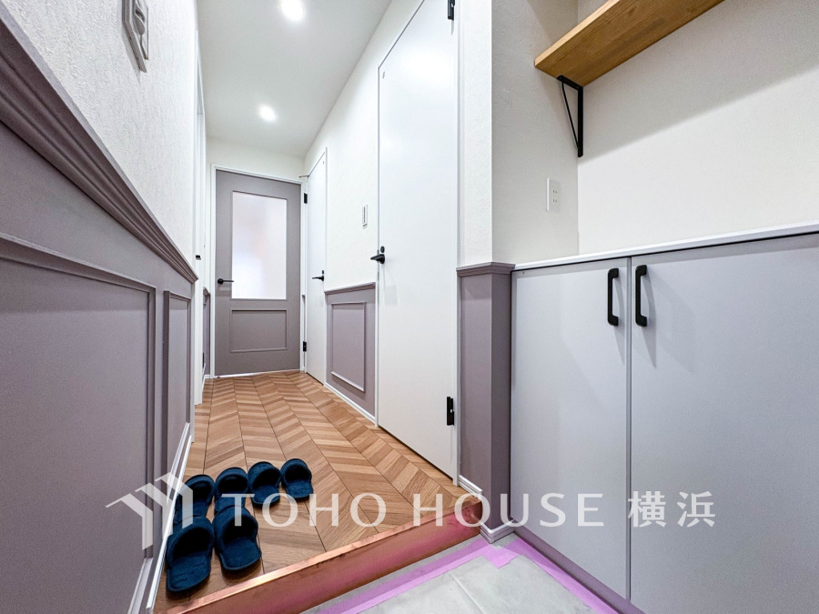 上質感漂う玄関と廊下。居住者の帰り、訪れる方を優しく迎える・安らぎに満ちた生活空間を予感させる。健やかな暮らしを楽しめることでしょう。