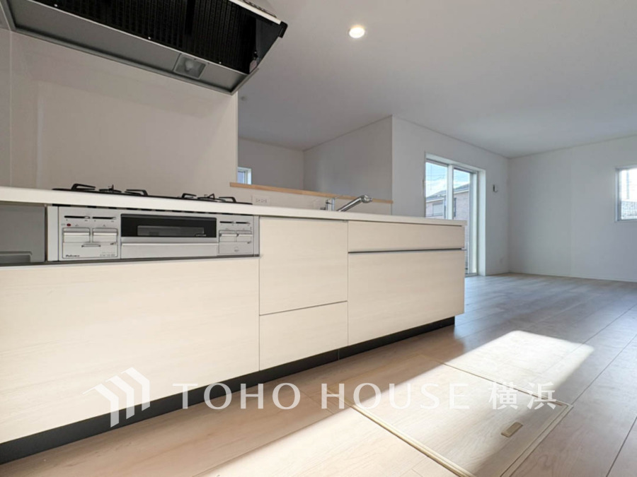 スタイリッシュな対面キッチンを採用。キッチンからリビングが見渡せるので、お子様を安心して遊ばせながら家事ができますね！リビング学習をするお子様にも声がかけやすい自然な距離感です。